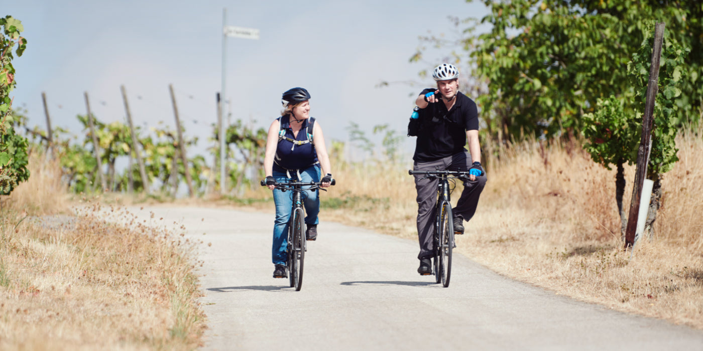 Wie Daniel und Katja mithilfe ihrer Videotürklingel Pakete annehmen; sogar auf Radtouren in den Weinbergen.