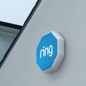Sorgenfreiheit im Innen- und Außenbereich – mit der Ring Alarm Außensirene.