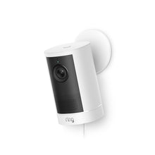 Weiße Ring Outdoor Camera 4K Plus Plug-in an runder Wandhalterung, leicht nach unten geneigt, vor weißem Hintergrund