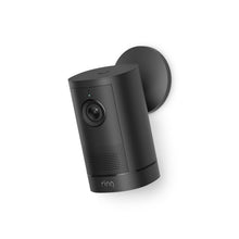 Schwarze Ring Outdoor Camera 4K Plus Battery auf runder Wandhalterung, leicht nach unten geneigt