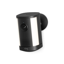 Schwarze Ring Spotlight Camera Plus mit Akku und verstellbarer Halterung vor neutralem Hintergrund