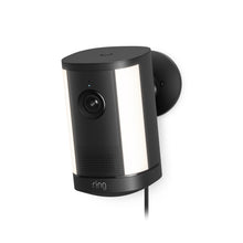 Ring Spotlight Camera Plus Plug-in schwarz mit verstellbarer Halterung vor neutralem Hintergrund
