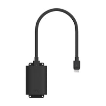 Schwarzer PoE+ zu USB-C Indoor Adapter mit U-förmigem Kabel und USB-C-Stecker auf weißem Hintergrund